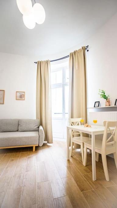 Lovely In Apartment