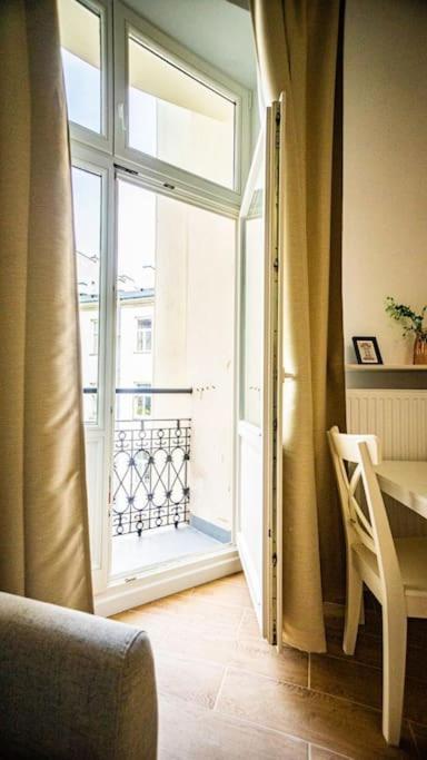 Lovely In Apartment *